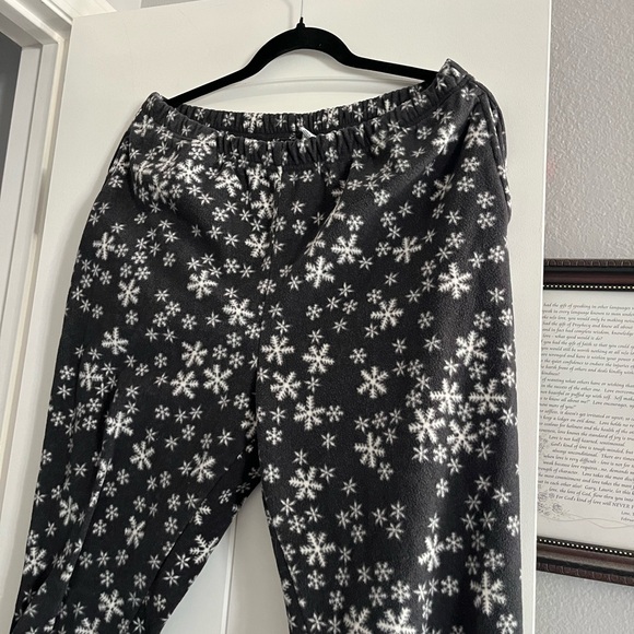 Old Navy Fleece Snowflake Pajama Set - Picture 6 of 11